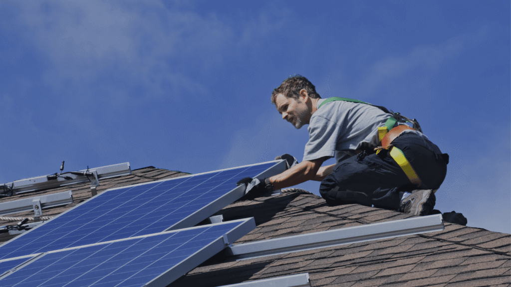 La pose en surimposition préserve la toiture tout en optimisant le rendement solaire - Hélios Energy